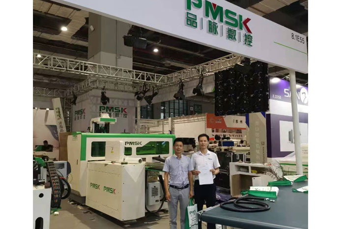 恭喜湖北付總在上海展會訂購品脈數控六面鉆